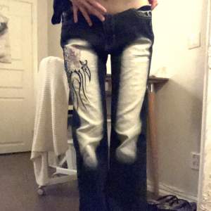 Såå snygga crazy age jeans 😍 midjemått 80cm benlängd 105 cm. Pris kan diskuteras