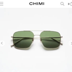 Helt nya Chimi Aviator green - Säljer mina helt nya Chimi Aviator i grön pga tycker inte att de passar mig. Nypris 1400kr. Skick 10/10. Köp gärna via plick då frakten blir billigare😊