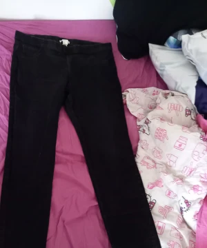 Svarta jeansleggings - Fint skick sällan använda katt finns I hemmet men rollar av innan jag skickar 