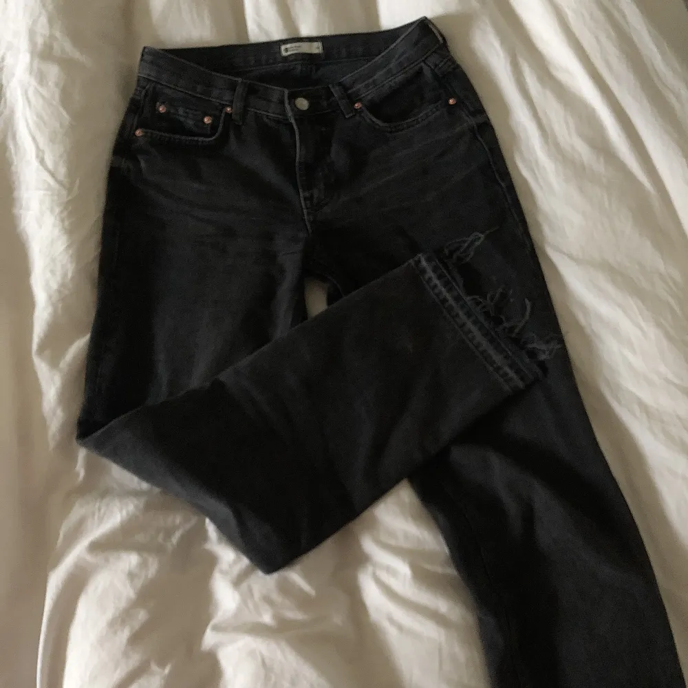 svarta jeans från ginatricot i modellen low straight petite strlk 36, dom är uppsprättade längst ned vid foten då jag ville ha dom längre men dom är fortfarande några cm korta på mig som är 175cm lång, därav säljer jag dom💞😚 frakt tillkommer på 69kr. Jeans & Byxor.