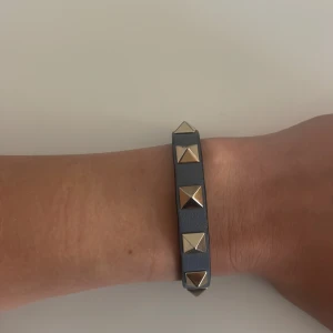 Valentino Armband - Säljer detta jättefina blåa valentino armband som är äkta! Låda o dustbag medföljer! Har använts en del men inget som syns när man bär det. Syns på tredje bilden!