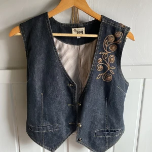 70-tals väst - 70-tals väst med otroligt fina broderier, super bra skick!✌🏼