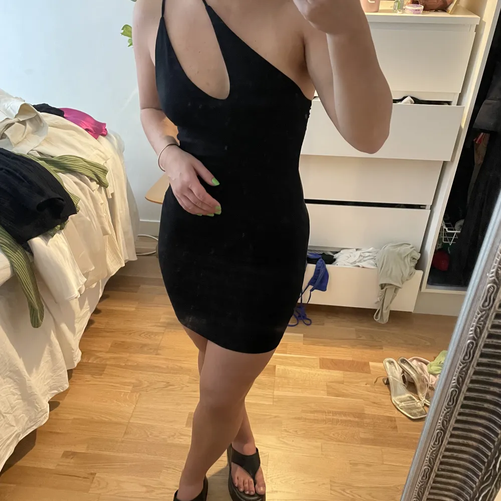 Kort svart sexig klänning . Klänningar.