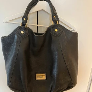 Marc Jacobs väska - Snygg svart marc jacobs väska! Har använt mycket vilket syns lite på lädret, se bilder. Svarar gärna på frågor och skickar fler bilder! 💗