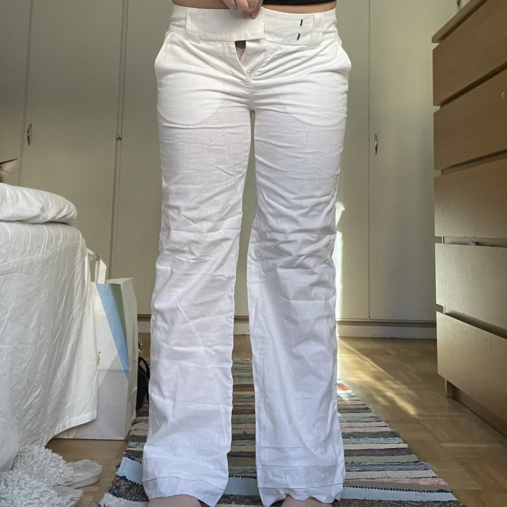 Ett par så fina linnebyxor som tyvärr är för små på mig!💔Från STOCKH LM men köpte second hand, bra skick! Långa på mig som är 168 cm💕Midjemått 84 cm och innerbenslängd 81 cm🙏🏼. Jeans & Byxor.