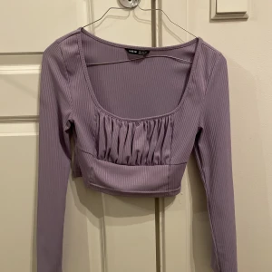 Lila topp - Inga defekter, 20kr+ frakt 🤍 jätte fin till ett par lågmidjade jeans