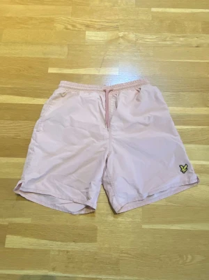 Lyle & Scott badbrallor - Fräscha Lyle and scott badbrallor! Inget fel med dom!💗 Aldrig använda! Pga gillade inte färgen för min del.