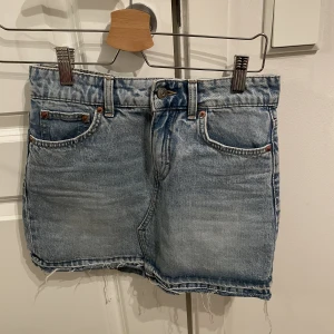 Blå jeanskjol - Från Gina tricot, inga defekter. 