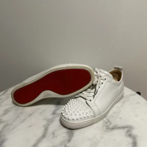 Lobutin  - Tjena!  Säljer nu mina riktigt schyssta loubs,  Skick 9/10