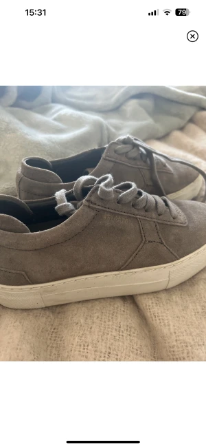 Axel arigato platform - Säljer ett par Axel arigato sneakers använda 2-4 ggr. Skickar gärna bild på de vid intresse. Nypris 2300. Kan tänka mig släppa de billigare vid snabb affär.