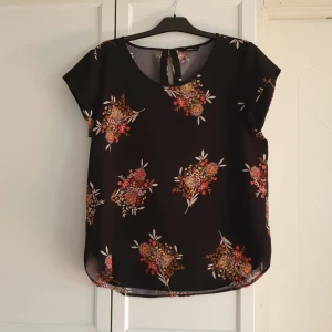 Svartblommig blus - Svartblommig blus 