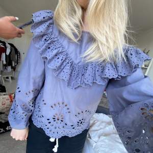 Blus med fina detaljer. Storlek S