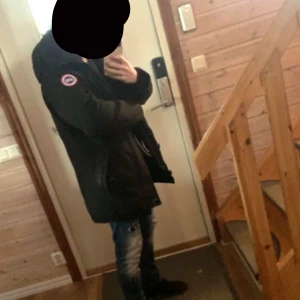 Canada Goose Jacka Äkta  - Litet hål i högra fickan.  Pälsen är borta. 