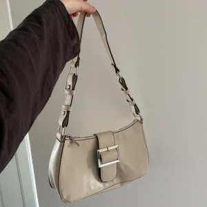 Axelväska  - Beige axelväska från Lindex tror jag🤍nyskick 