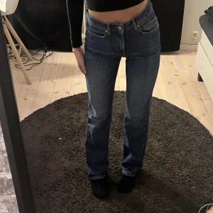 Jeans fr never denim - Säljer dessa jeans från säljer mörkblåa jeans fr never denim (weekday?) i storlek 26, dom är långa i benen för mig som är 169. Köparen står för frakt‼️🫶🏼 använda ett fåtal gånger därav nästan nypris 💌