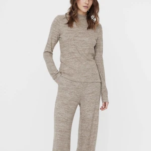 Stickat set - Superskönt och sött set från Vero Moda. Byxorna är lite noppriga men tröjan är i perfekt skick. Storlekarna är helt off men skulle säga S/M på tröjan och M på byxorna Köparen står för frakten 💕