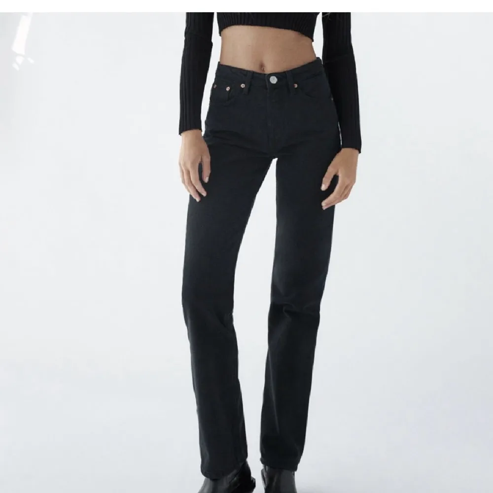 Svarta mid waist jeans från zara, sparsamt använda så i nyskick! Storlek 38, säljs inte längre. . Jeans & Byxor.