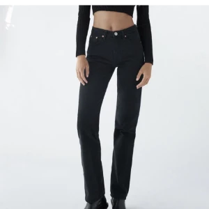 Zara jeans  - Svarta mid waist jeans från zara, sparsamt använda så i nyskick! Storlek 38, säljs inte längre. 
