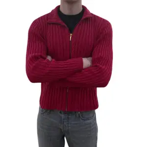 Full zipper röd sweatshirt i jättebra skick! Modell är 186 och bär vanligtvis M-L. :)