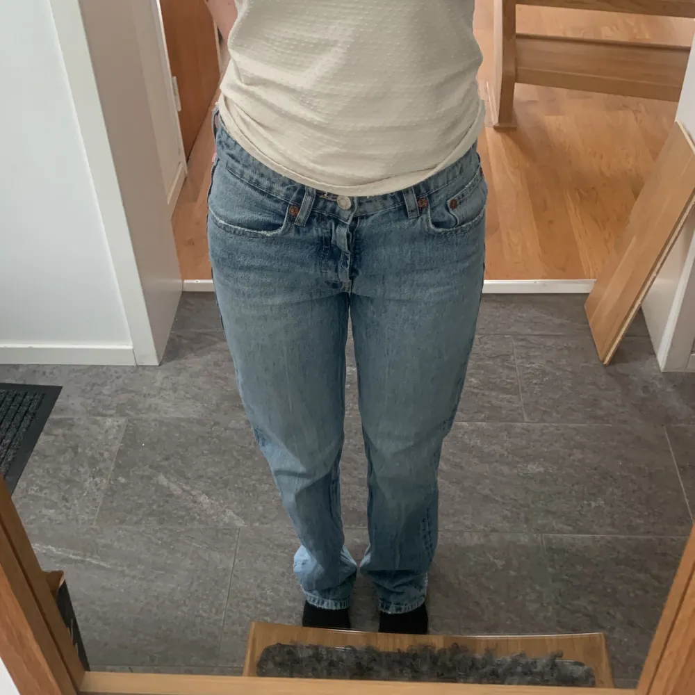 Ljusblåa mid rise jeans från zara i bra skick. Jag är 165. 💗Hör av dig ifall du har frågor!. Jeans & Byxor.