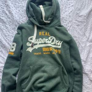 Skitcool hoodie från Superdry. Väl använd så har lite noppror  Storlek S men passar M 