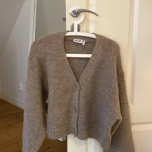 Stickad kofta - En rätt så kort grå/beige stickad kofta från Weekday, väldigt söt men inte kommit till användning tyvärr. Använd fåtal gånger så den är i väldigt bra skick💕 Frakt ingår i kostnaden