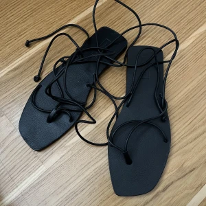 Remsandaletter  - Jättefina svarta remsandletter från Topshop, använda en gång på ett bröllop. Storlek 39