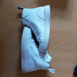 Dr Martens Boots - Säljer ett par ascoola Dr. Martens "Talib Zip" som inte kommer till användning. Skostorlek:37. Skick: Utmärkt skick, minimal creasing + smuts på lädret. Endast sulan är smutsig vilket går att tvätta. Material: läder. 