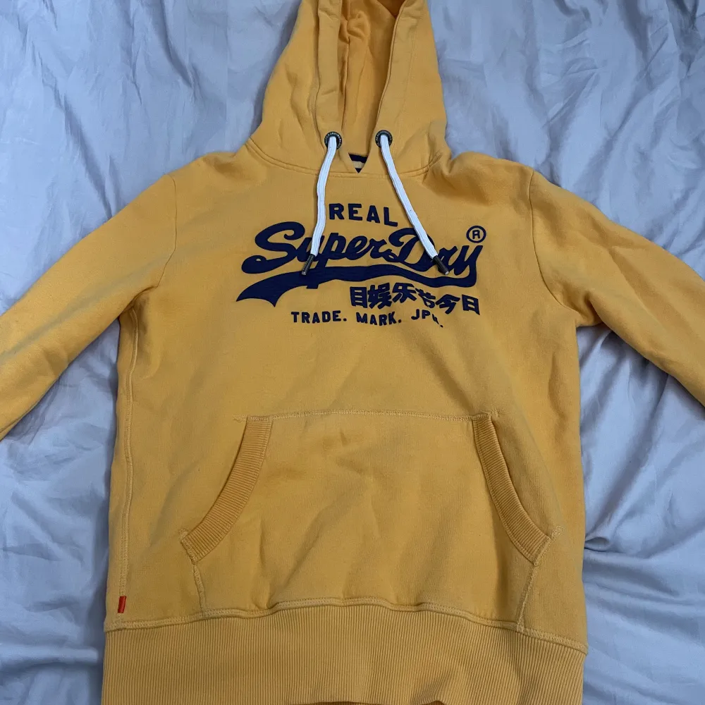 Gul Superdry hoodie några år gammal men sparsamt använd. Nypris ca 800 Priset kan diskuteras . Hoodies.