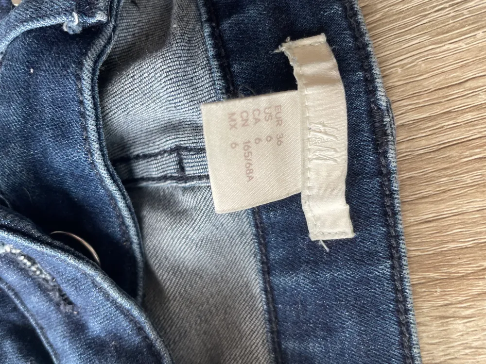 Blåa jeans med hål från H&M. Storlek 36, använda fåtal gånger. 💙. Jeans & Byxor.