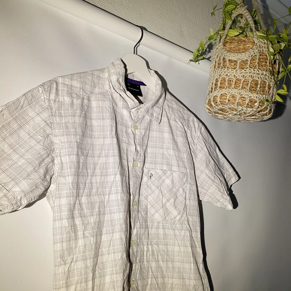 Hej, säljer en Peak Performance kortärmad skjorta i Medium. Bra skick, perfekt inför sommaren. Köpt på deras butik i Åre. Priset är inte hugget i sten. Hör av dig vid frågor.. Skjortor.
