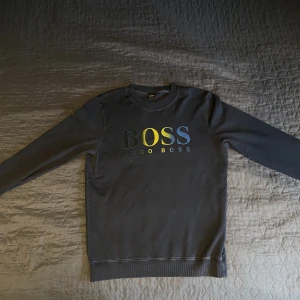 Hugo Boss tröja Strl L - Hugo Boss sweatshirt i storlek L. Lite blekt på sömmarna annars fint skick. Färgen är Mörkblå.
