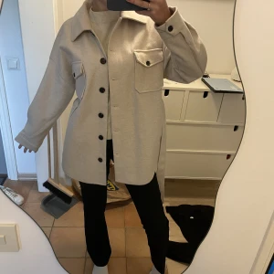 Vårkappor  - Jätte fin beige kappa ifrån Nelly! Har använt kanske 2 gånger så den är som ny! Den är till våren men även kyligare sommar kvällar! Passar till det mesta, storlek 34 men den är stor i storleken