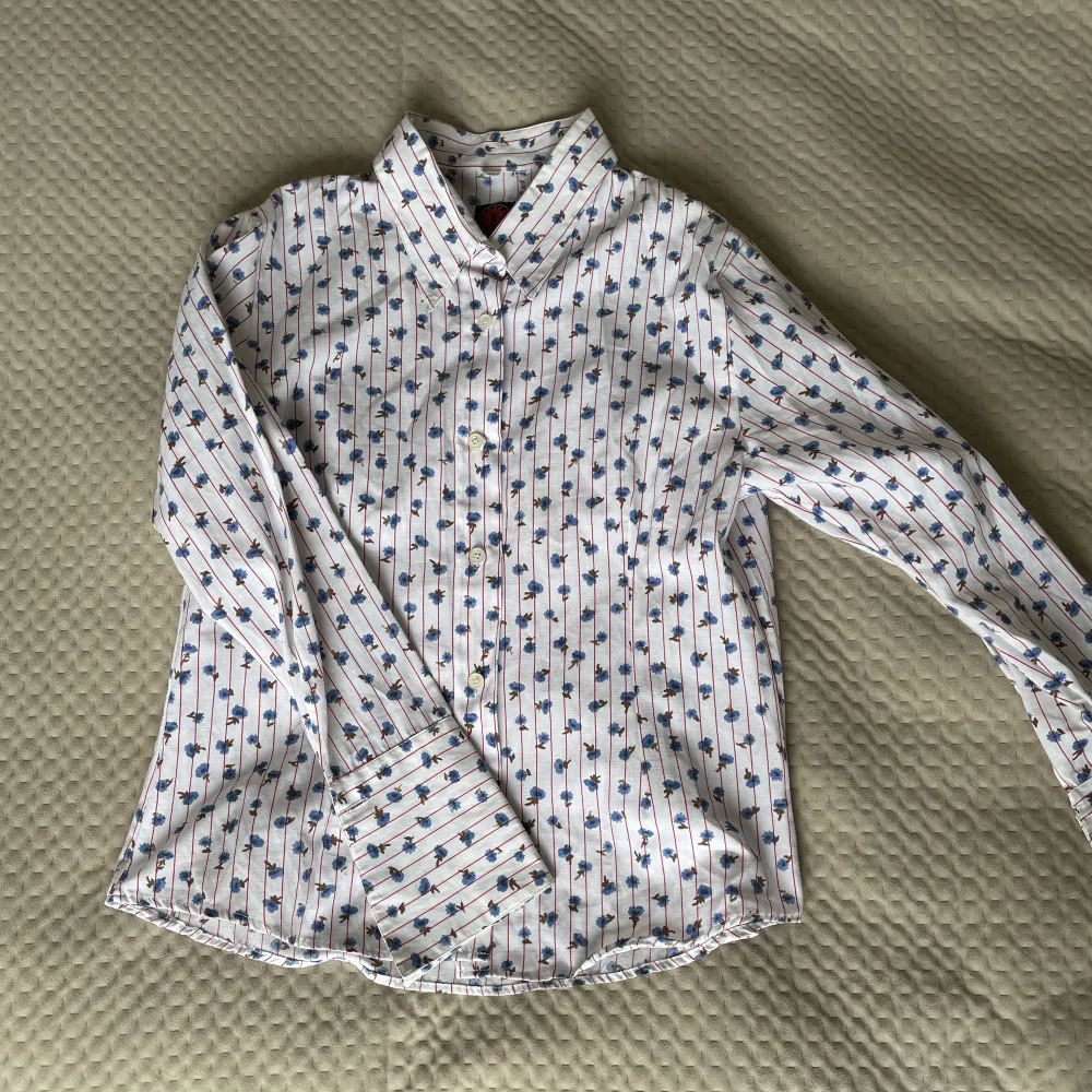 Söt blommig vintage skjorta köpt i Köpenhamn! Aldrig använd av mig men är i god skick😄Storlek L, men passar nog mindre storlekar som s/m! Priset går alltid att diskutera, tryck gärna på köp nu!💖. Skjortor.