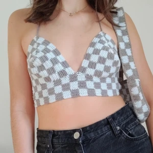 virkad bralette - rutig virkad bralette i bomull. helt öppen i ryggen, anpassningsbar. passar bäst c/d kupa.