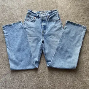 Snygga Levi’s jeans Ribcage straight storlek W24 L29. Använda men väldigt bra skick! Hör av dig om du vill ha fler bilder 💓