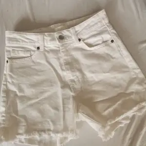 Vita shorts i storlek 36 från HM, endast testade!! 