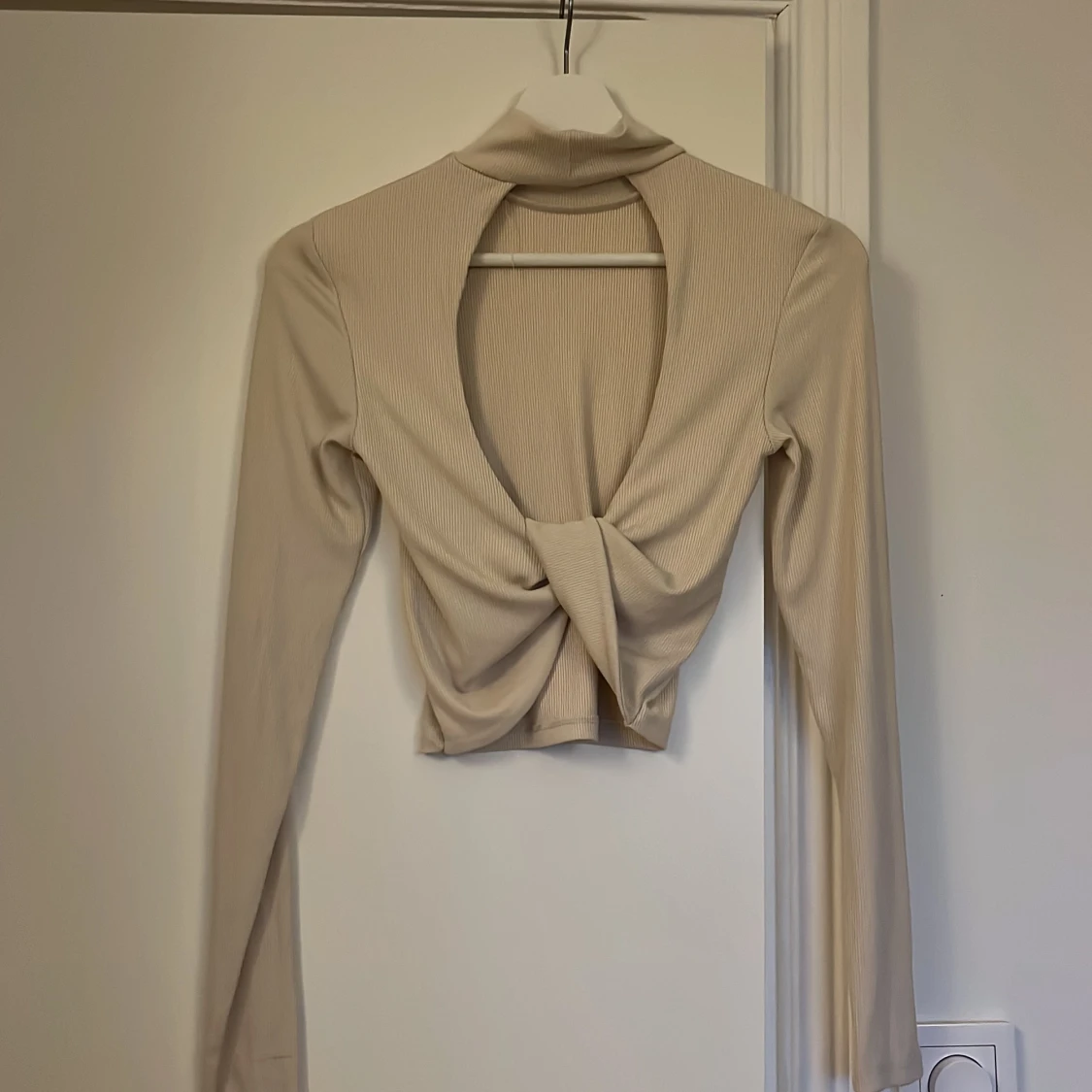 Beige topp med öppenrygg  - 90