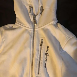Sail Racing Hoodie - Vit Sail Racing Hoodie.  Välanvänd, men hel. Något tvättpåverkad. 