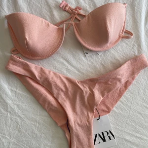 Bikini - Sååå fin aprikosfärgad bikini från Zara! Helt oanvänd med prislapp kvar! Storlek L i överdel och M i underdel💕