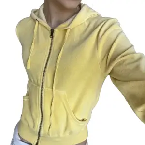Superfin gul zip up hoodie i storlek S från Rotea! 75kr + frakt!