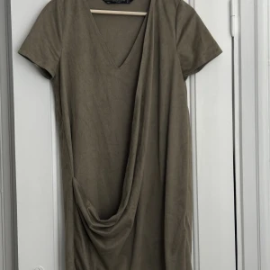 Klänning - Använd två gånger så vill påstå att den är i toppskick ✨