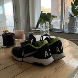 Nike airmax wildcard padel/tennissko storlek 46 - Nike airmax wildcard padel/tennissko i storlek 46 i väldigt bra skick