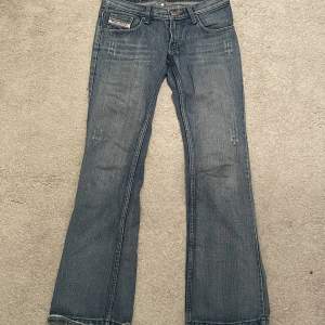 Sjukt snygga lågmidjade jeans från ”modern jeans” som tyvärr blivit lite för små! 🤍 Midja:76cm Innerben: 80cm