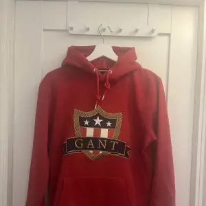 Röd Gant hoddie köpt på NK i Sthlm för ca 900kr säljer för 350kr men kan sänkas vid snabb affär. Använd typ 3 gånger. När jag använde den var jag 160 ungefär o den satt lite oversized på mig.  Kan posta eller mötas upp💕