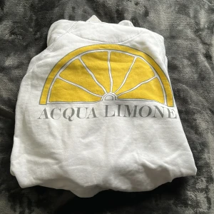 Sip hoodie - Vit ziphoodie från acqua Limone med tryck på ryggen🍋. Köpt i butik för 1300kr, säljer för 400kr💛💛