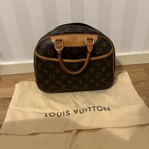 Louis Vuitton väska - Louis Vuitton väska. Har genomgått äkteskontroll. Mycket fint omhändertagen. Inga fläckar eller andra skador på insidan. Några fläckar som uppstått av vatten som syns på bilden. Går bort med borttagning. Skriv för mer bilder osv! Dustbag medföljer. 