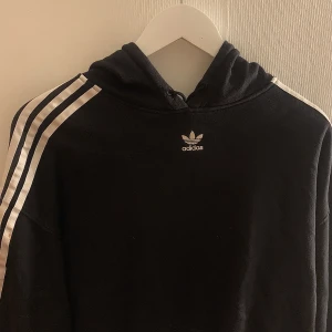 Adidas - Adidas tjocktröja  Strl M kort 200 kr