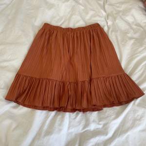 Jättefin ”flowig” plisserad lite röd/orange kjol från zara😍 Strl. S  Nypris: 299kr 