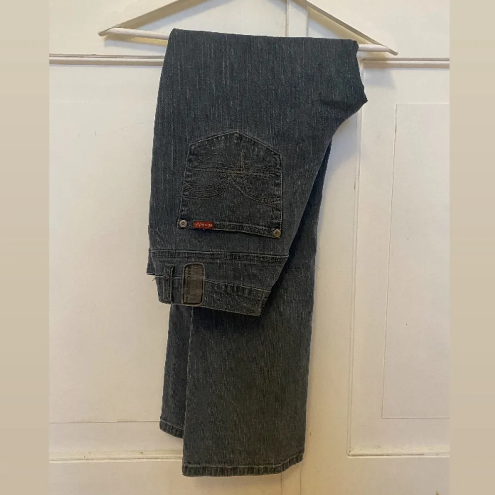 ett par marc lauge jeans i gott skick💓💓 storlek 38, längd 80cm. passar perfekt på mig som är 1,70 lång. säljer pga dålig användning💓vid fler intressen blir det budgivning. skriv om ni undrar något💗. Jeans & Byxor.